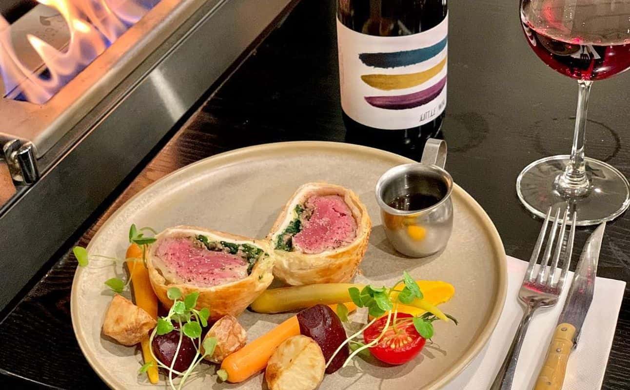 Enjoy New Zealand, Gluten Free options, Vegan options, Vegetarian options, Cafe, Restaurant, Bars & pubs, Street parking, Free wifi, Table service, Highchairs available, Indoor & outdoor seating, Wheelchair accessible, $$$, Groups, Business meetings, Hidden gems and Bar scene cuisine at Paper Moon in Mairangi Bay, Auckland