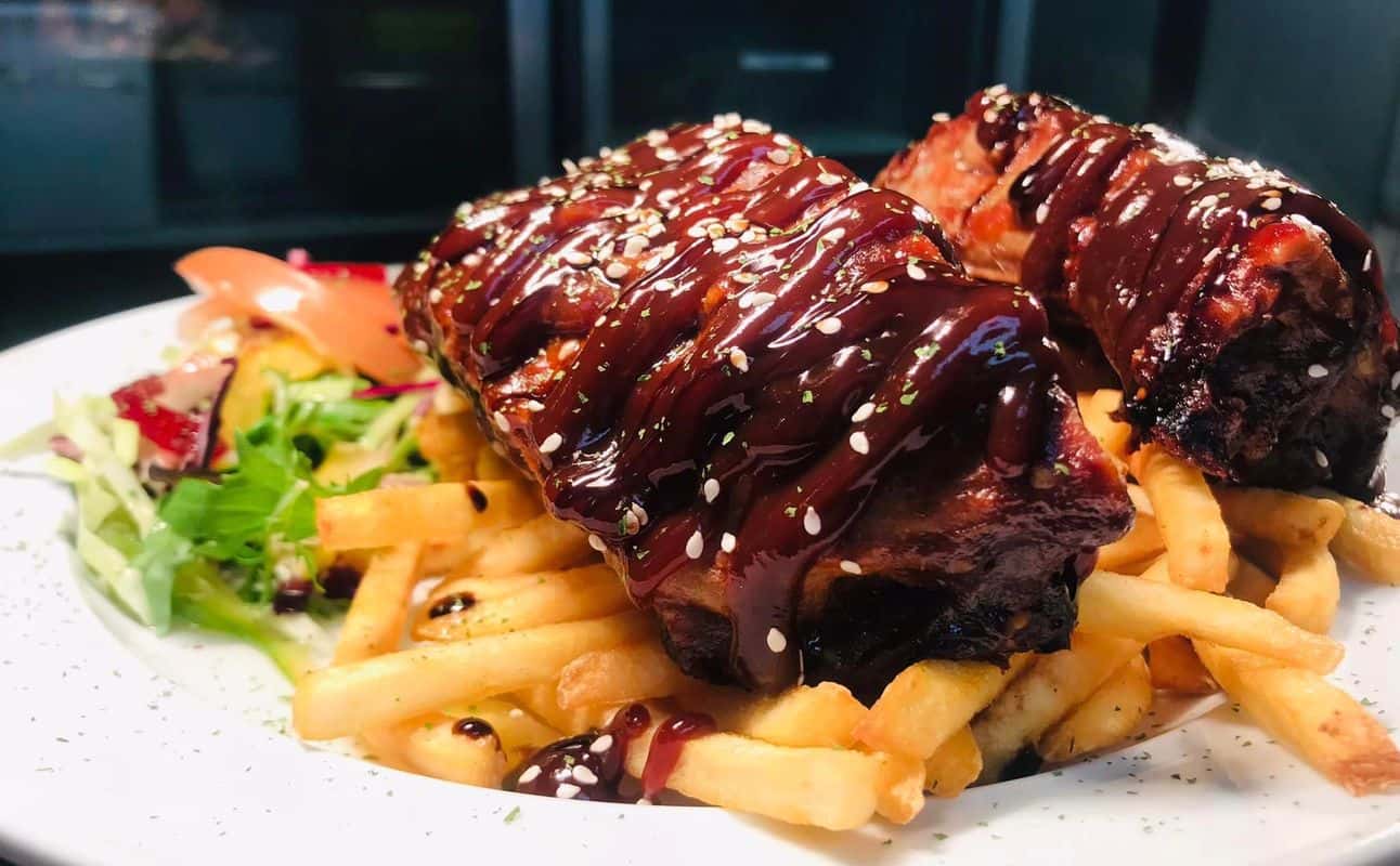 Enjoy Burgers, Pub Food, Steakhouse, Bars & pubs, Cocktail bar, Indoor & outdoor seating, Wheelchair accessible, Table service, $$$, Groups, Live music and Bar scene cuisine at Cromwell Brew House in Cromwell, Otago